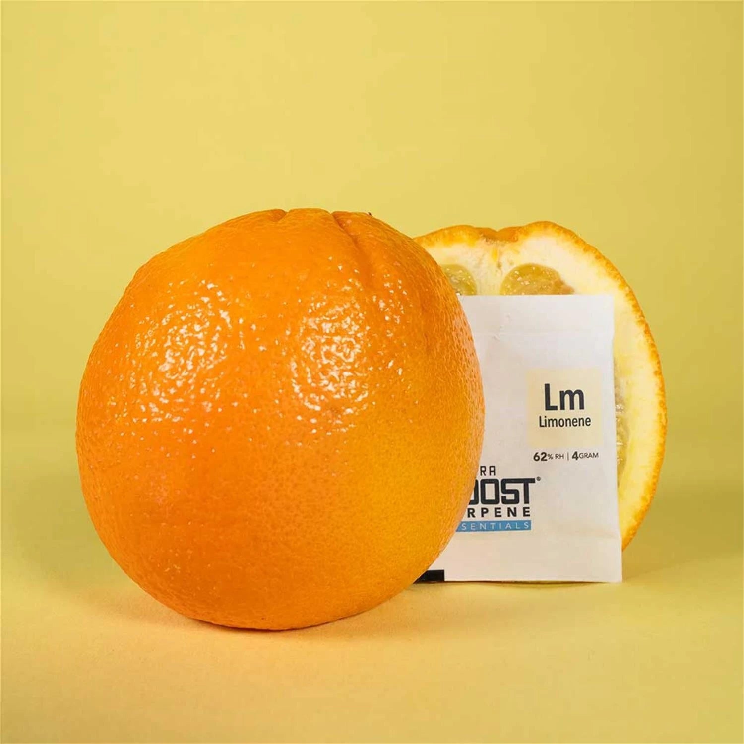 Integra Boost Terpene Essentials Limonene Lm 62% RH 4g Feuchtigkeitspad vor ganzer und halbierter Orange, gelber Hintergrund